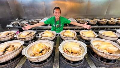 (ویدیو) غذای خیابانی در تایوان؛ پخت ده‌ها مرغ در یک تنور فلزی