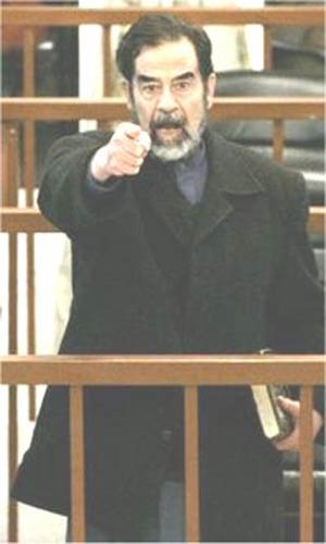 ۱۳ فوریه ۲۰۰۶ ـ و این بار صدام را با زور به دادگاه بردند!