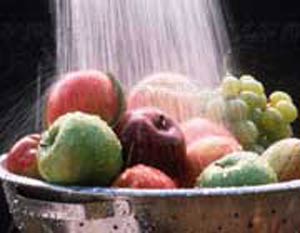 شستن میوه‌ و سبزی