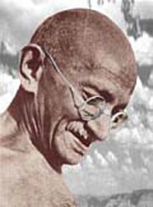 اول دسامبر سال ۱۹۱۹ ــ گاندی ، جنبش نافرمانی مسالمت آمیز او و نظراتش درباره دمکراسی