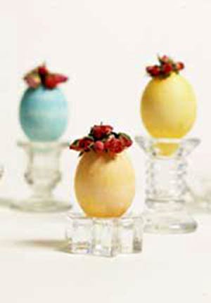 تخم مرغهای رنگی سفره هفت سین (تخم مرغ با یک گل رز ساده )