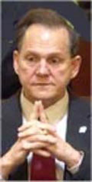 ۱۳ نوامبر ۲۰۰۳  ــ قاضی ارشد ایالت آلابامای آمریکا که اصل جدائی دین از سیاست را نقض کرده بود برکنار شد