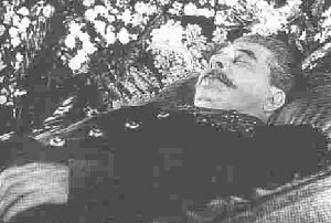 ۳۱ اکتبر ۱۹۶۱ ـ انتقال جسد استالین و پیش بینی دیگران - این انتقال حتی یک رای مخالف نداشت!