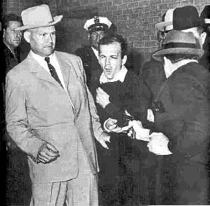 ۲۴ نوامبر ۱۹۶۳ ـ با قتل قاتل «جان اف کندی» معما پیچیده تر شد!