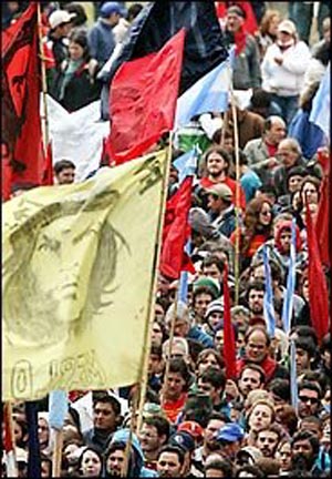۶ نوامبر ۲۰۰۵ ـ تظاهرات ضد جورج بوش در آرژانتین و کاهش مقبولیت او و حزب جمهوریخواه آمریکا