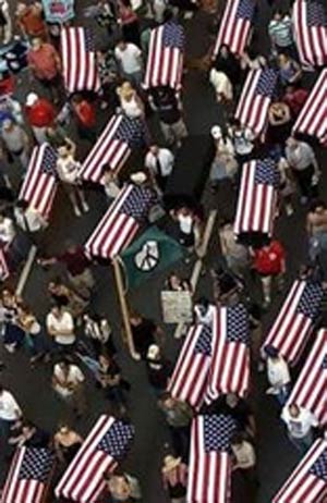 ۸ شهریور ۱۳۸۶ ــ ۳۰ اوت ــ راهپیمایی و اعتراض صدها هزارنفری در خیابانهای شهر نیویورک برضد جورج بوش و جنگ عراق