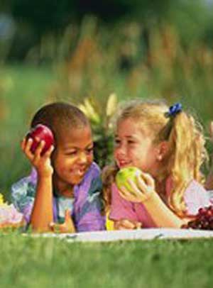 کودکان در گروههای دسته جمعی تغذیه بیشتری مصرف می‌کنند