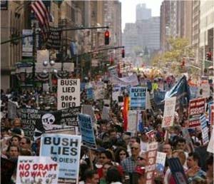 راهپیمایی و اعتراض صدها هزارنفری در خیابانهای شهر نیویورک برضد جورج بوش و جنگ عراق (در این روز ۳۰ اوت)