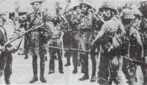 ۱۶ فوریه ۱۹۴۲ ـ پس از تصرف سنگاپور ژاپنی ها دستگیری نظامیان انگلیسی را آغاز کردند