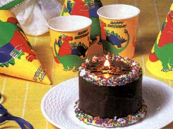 تزئین شمع به‌صورت کیک با موم زده شده