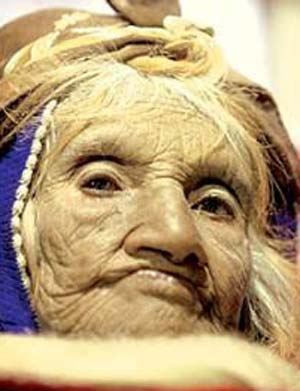 ۲۰ دی ـ ۱۰ ژانویه ـ پیشرفت ابزارهای انتقال اطلاعات و شهرت جهانی " شهربانو مازندرانی " زن ۹۷ ساله ایرانی که در زیر آوار ناشی از زلزله " بم " زنده مانده بود