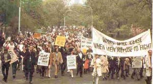 ۱۵ نوامیر سال ۱۹۶۹ ــ تظاهرات ۲۵۰ هزارنفری ضد جنگ ویتنام در شهر واشنگتن