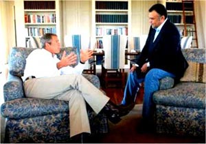 ۲۵ ژوئیه ۲۰۰۴  ـ دوستی بسیار نزدیک خاندان بوش و خاندان آل سعود - آیا پرنس بندر بن سلطان یک مشاور کاخ سفید واشنگتن است؟!