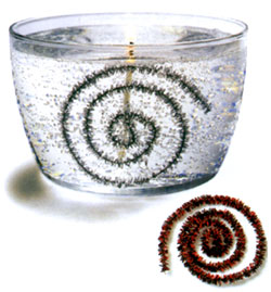 شمع ژله‌ای برفی با تزئین نوار پُرزداز به‌صورت مارپیچ