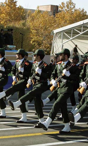 چرا سربازان رژه را با پای چپ آغاز میکنند؟