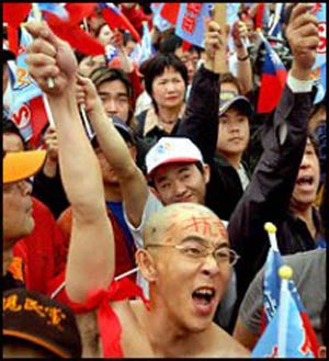 ۲۷ مارس ۲۰۰۴ ـ تظاهرات نیم میلیون نفری اعتراض به انتخابات جزیره تایوان