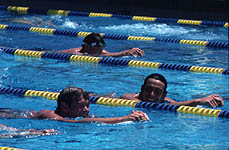 آیا شنا در استخرهای عمومی می تواند موجب بیماریزایی گردد ؟