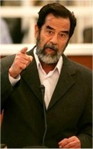 ۲۸ مهر ۱۳۸۶ ــ ۲۰ اکتبر ــ صدام حسین عرب در برابر قاضی کر’د: من رئیس جمهوری عراق هستم، تو کیستی؟!