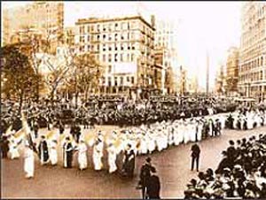 ۲۳ اکتبر ۱۹۱۵ ـ راهپیمایی وسیع زنان آمریکا برای به دست آوردن حق مشارکت در دمکراسی