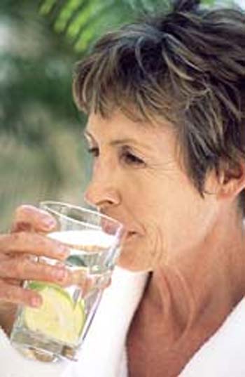 اهمیت مصرف مایعات در سالمندان