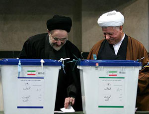 انتخابات دهم، رقابت بین احمدی‌نژاد و هاشمی
