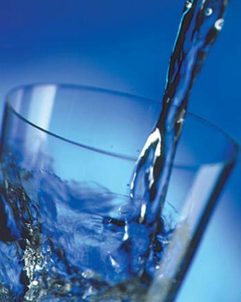 چگونه ۸ لیوان آب در روز چربی‌های اضافی را آب می‌کند؟