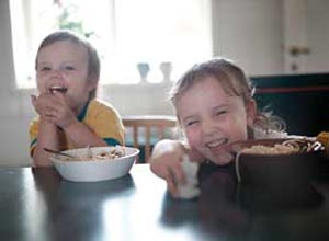 والدین و عادات غذایی غلط در کودکان پیش‌دبستانی