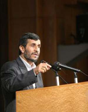 حق با احمدی نژاد است
