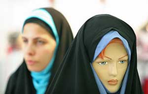 وجوب‌ پوشش‌ سر و گردن‌ زن‌ مسلمان‌