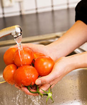 شستشوی بهداشتی سبزیجات و میوه‌جات