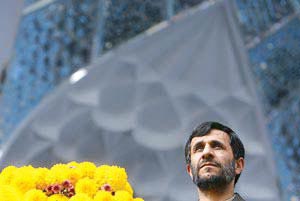 مقایسه با سقراط، ظلم به احمدی نژاد