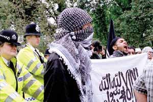 شکاف دولت انگلیس و مسلمانان عمیق تر می شود