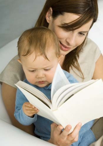 چه زمانی کتابخوانی برای کودکانمان را آغاز کنیم؟
