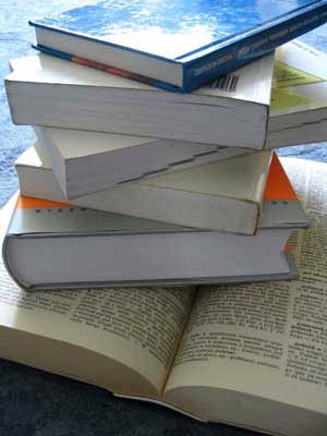 بررسی برنامه‌های درسی کارشناسی کتابداری و اطلاع‌رسانی