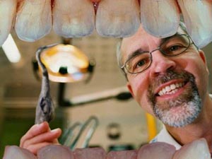 دندان پزشک کیست وچه کارهائی از دست وی برمی آید؟