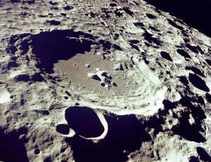 ماه، فسیلی بزرگ در فضا