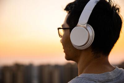 زنان بیشتر موسیقی گوش می دهند یا مردان؟