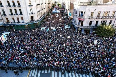 نیمی از مردم آرژانتین زیر خط فقر مطلق فرو رفته‌اند/ اعتصاب بزرگ تشکل‌های کارگری