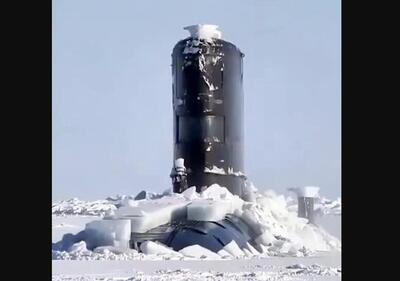 لحظه دیدنی بیرون آمدن یک زیردریایی در قطب شمال (فیلم)