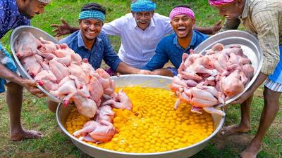 (ویدئو) نحوه پخت املت با 20 مرغ و 230 تخم مرغ توسط پدر و پسران روستایی مشهور هندی
