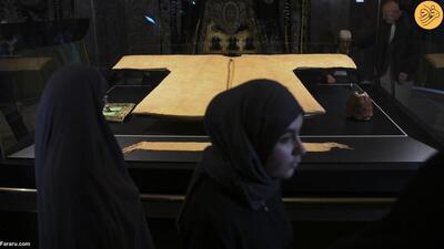 (تصاویر) تشکیل صف‌های طولانی برای دیدن لباس پشمی پیامبر(ص)