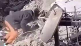 ویدئویی غم انگیز از تلاش‌های پدر فلسطینی برای نجات خانواده‌اش