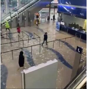 فرودگاه دبی را آب بُرد - عصر خبر