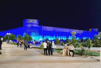 نورپردازی المان‌های شهری شیراز با رنگ آبی در روز جهانی اتیسم