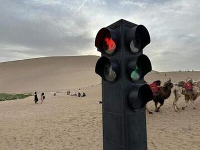 نصب چراغ راهنمایی و رانندگی در صحرا ویژه شترسوارها+عکس