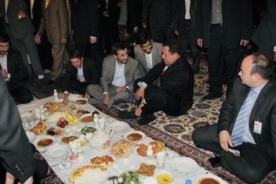عکس / نادیده‌ای از سفر چاوز به مشهد؛ غذا خوردن روی زمین