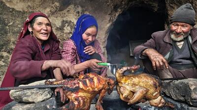 (ویدئو) فرآیند پخت پلو مرغ سنتی به روش یک خانواده غارنشین افغانستانی