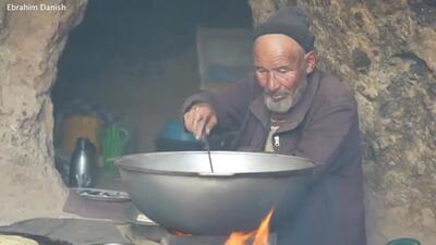 (ویدئو) پخت نان ساجی و خورشت کلم و مرغ به سبک زوج غارنشین افغان