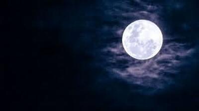 جلوه‌گری دیدنی ماه بر فراز سی و سه پل