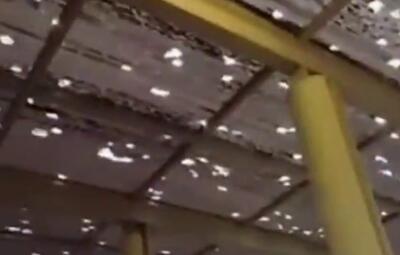 ببینید / تگرگِ امروز سقف ورودیِ ایستگاه متروی هفده‌شهریورِ مشهد را سوراخ کرد